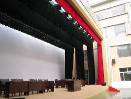 不同的舞台场景对舞台幕布的需求